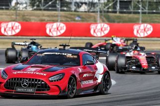 FIA vysvětlila chaos v závěru Silverstonu. Safety car doprovodila softwarová chyba - Sport.cz